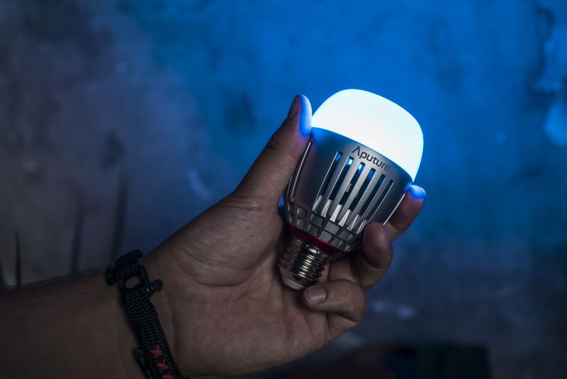 Aputure Accent B7c LED RGBWW izzó, beépített akkumulátorral