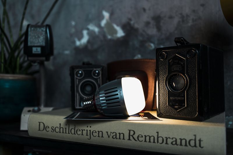 Aputure Accent B7c LED RGBWW izzó, beépített akkumulátorral