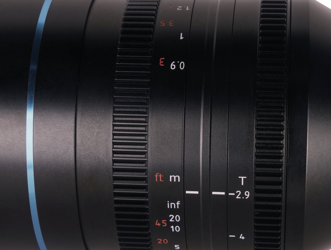 SIRUI Venus 135mm T2.9 1.8x Full Frame anamorf objektív Leica L bajonettel