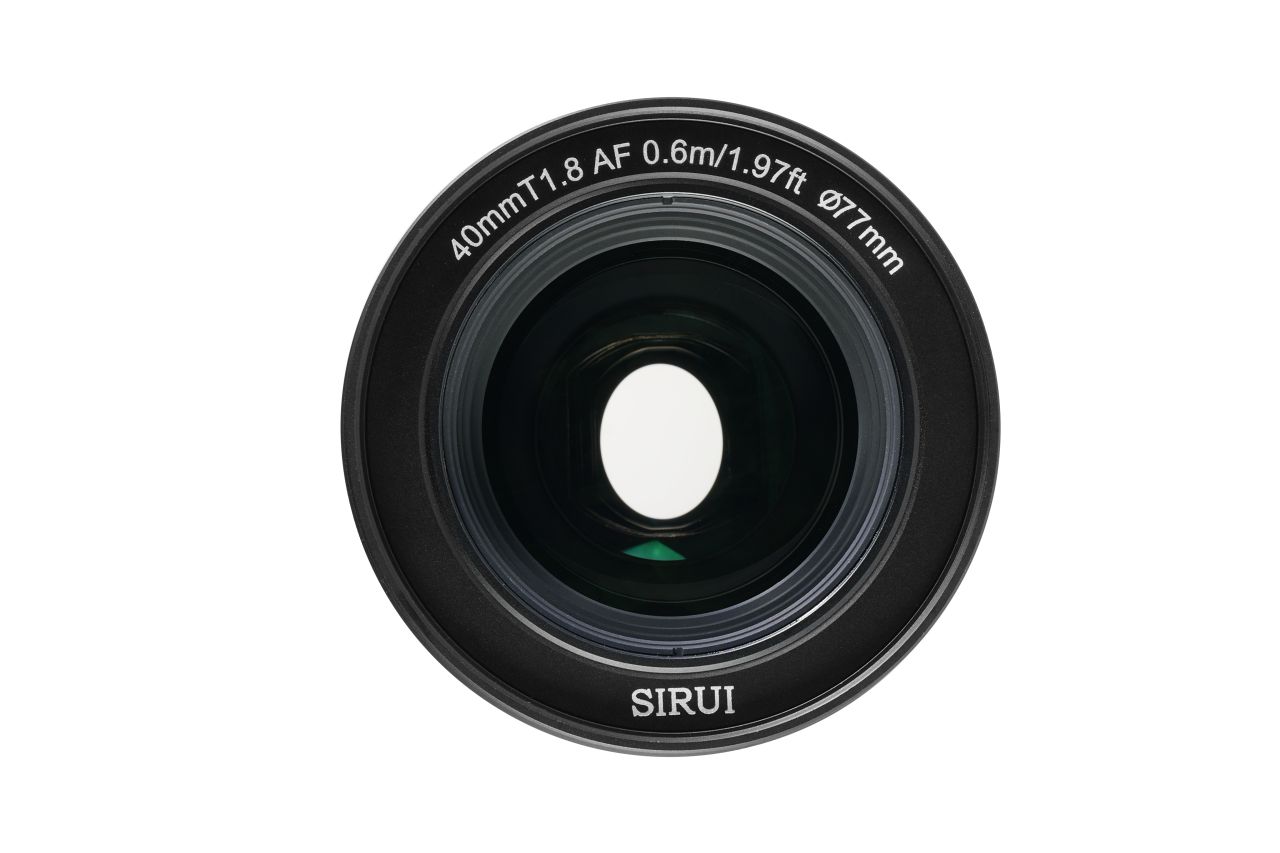 SIRUI 40mm T1.8 1.33X S35 AF Anamorf objektív (MFT, kék becsillanás)