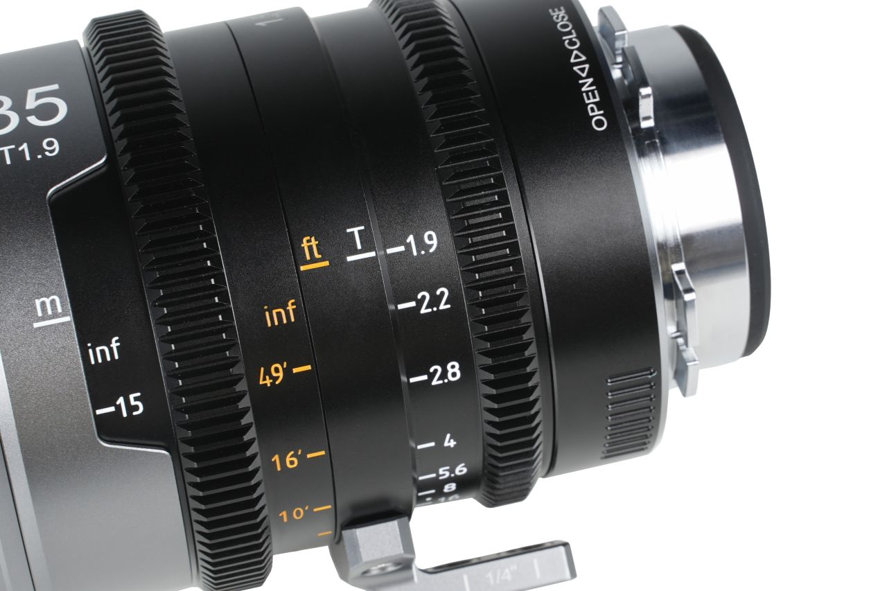 SIRUI IronStar T1.9 1.5X Anamorf Full Frame Cine Objektív 35mm (Kék Becsillanás) SIRUI IronStar T1.9 1.5X Anamorf Full Frame Cine Objektív 35mm (Kék Becsillanás)
