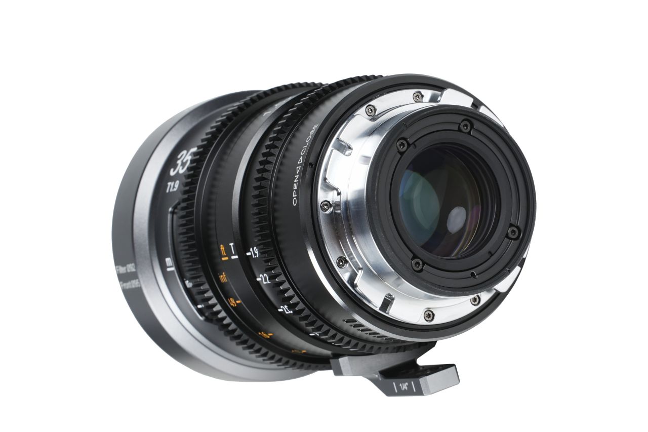 SIRUI IronStar T1.9 1.5X Anamorf Full Frame Cine Objektív 35mm (Kék Becsillanás) SIRUI IronStar T1.9 1.5X Anamorf Full Frame Cine Objektív 35mm (Kék Becsillanás)