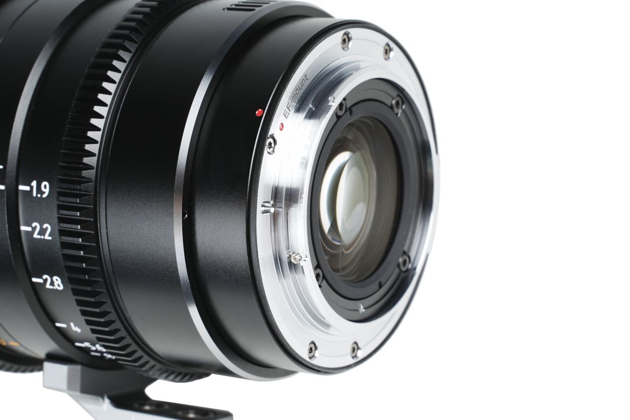 SIRUI IronStar T1.9 1.5× Anamorf Full Frame Cine Objektív 35mm (Semleges becsillanás) SIRUI IronStar T1.9 1.5× Anamorf Full Frame Cine Objektív 35mm (Semleges becsillanás)