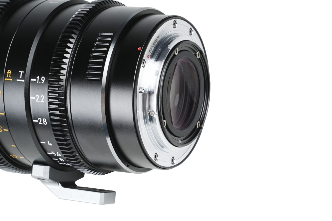 SIRUI IronStar T1.9 1.5× Anamorf Full Frame Cine Objektív 60mm (Kék Becsillanás) SIRUI IronStar T1.9 1.5× Anamorf Full Frame Cine Objektív 60mm (Kék Becsillanás)
