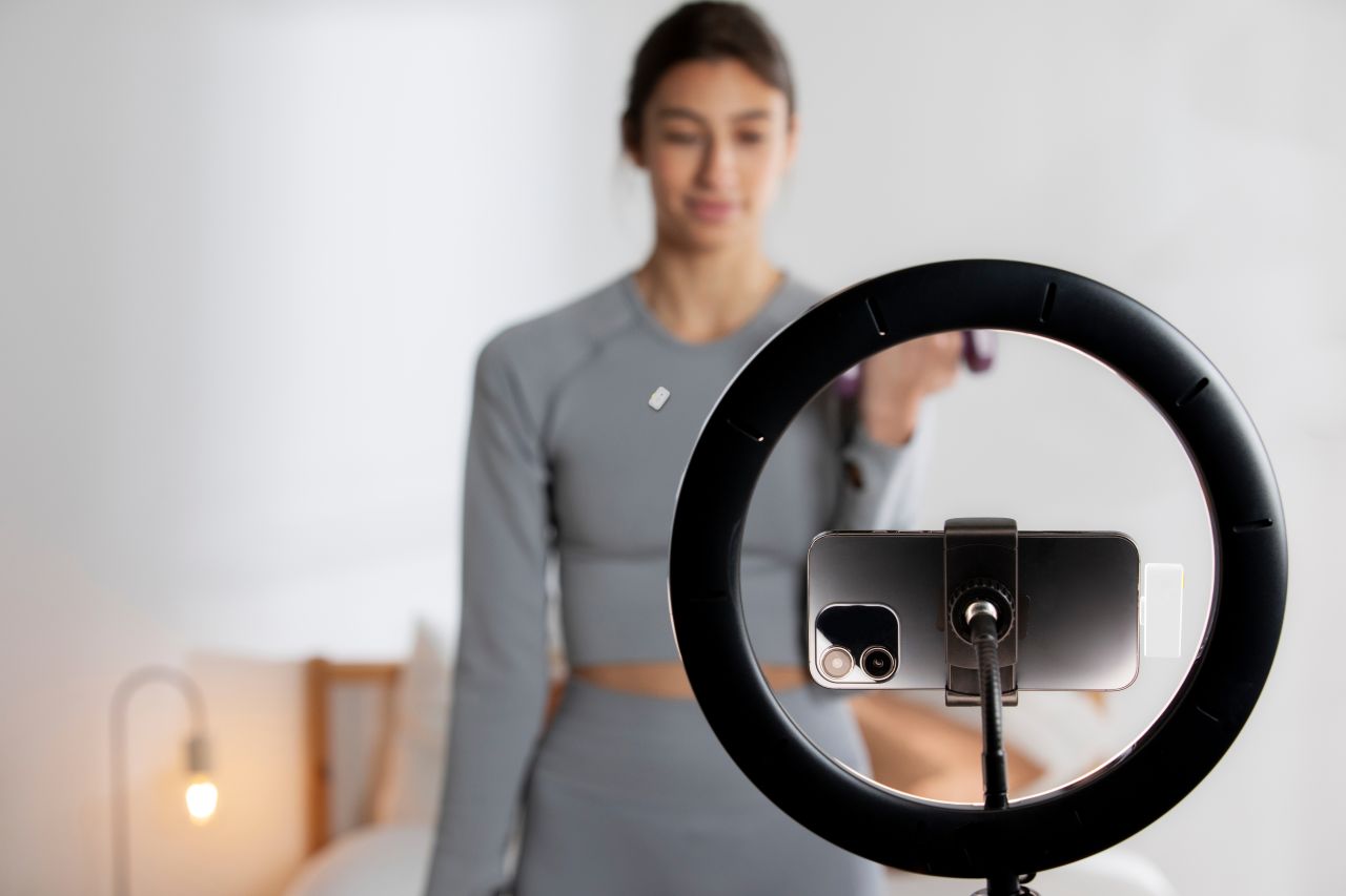 LUUCCO MiniPods K1 vezeték nélküli csíptetős lavalier wireless mikrofon telefonhoz USB-C (Rózsaszín)