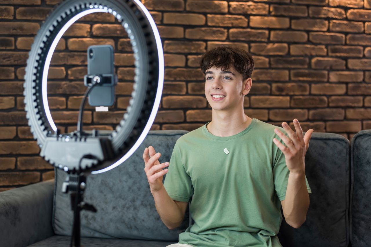 LUUCCO MiniPods K2 vezeték nélküli csíptetős lavalier wireless mikrofon szett telefonhoz USB-C (Rózsaszín)